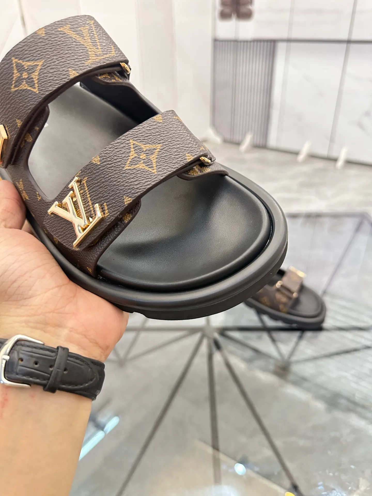 Men's shoes: 💰P400¥ Product trademark: LV * "Louis Vuitton*" slippers and sandals Regular size: 35-45 (can be customized to 46) Couple style Product materials: uppers imported from counters, original materials, breathable lining, original outsole. Number: 698